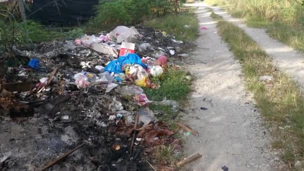 马来西亚 波拉克 2021年2月6日 污染环境 不负责任的人将各种各样的垃圾堆在路边偏僻的田野里 — 图库视频影像
