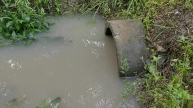 beton silindirik kanal drenajı aşırı büyüyen bitki ve otun yanında durgun kalır..