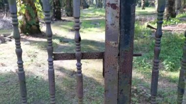 Çiftlikteki paslanmış kahverengi paslı metal kapı. 