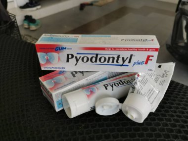 Perak, Malezya. 8 Şubat 2021: Pyodontyl Plus-F hassas ve kanayan diş etleri için güvenilir ilaçlı diş macunudur..