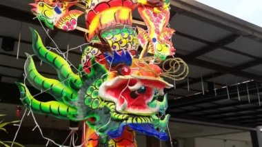 Joss Stick 'te ejderha kafası figürünün yakın çekim görüntüleri..