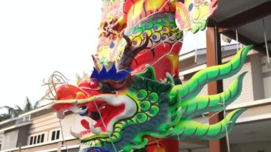 Joss Stick 'te ejderha kafası figürünün yakın çekim görüntüleri..