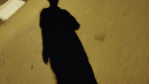 Umbra Unei Persoane Nerecunoscut Mergând Stradă Noaptea — Videoclip de stoc