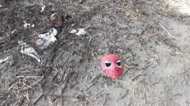 Perak, Malezya. 15 Mart 2020: Kg Koh çocuk oyun parkındaki kumlu zemine Örümcek Adam karakter maskesi kondu ve atıldı.