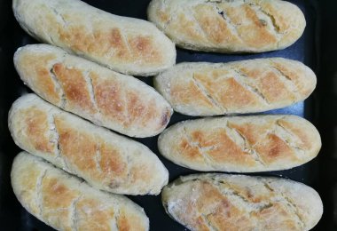 Taze pişmiş, tavada yoğurulmamış ekmek..