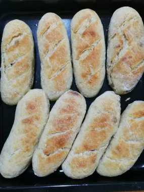 Taze pişmiş, tavada yoğurulmamış ekmek..