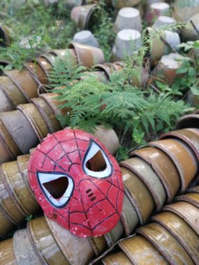 Perak, Malezya. 15 Mart 2020: Çocukların Örümcek Adam maskesini Kg Koh plantasyonunda yere fırlatıp attı.