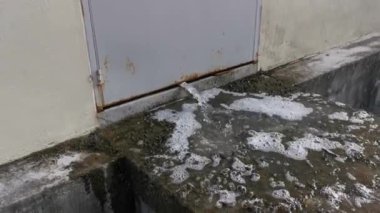 Çamaşır makinesinin hortumundan kirli su akıyor..
