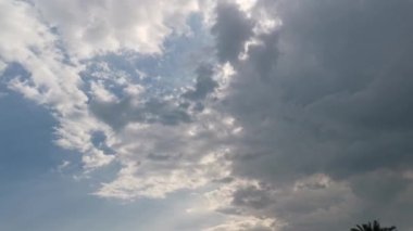 Parlak mavi gökyüzü kararıyor.