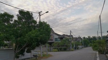 İki sıra bina arasında simetrik bir şekilde yürüme sahnesi.