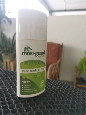 Perak, Malezya. 6 Nisan 2021: Mosi-guard Doğa Şirketi 'nin 3 aylık yetişkin ve çocuklara önerdiği güçlü ve doğal böcek kovucu görüntüler.