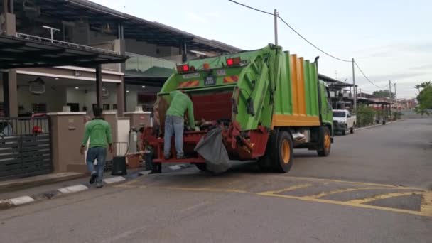 Pérák Malajsie Duben 2021 Odvoz Odpadu Popelářské Auto Pracovníci Sbírat — Stock video