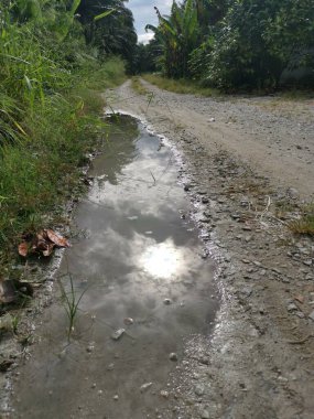 Yoğun sağanaktan sonra kırsal yolda su birikintisi bulundu..