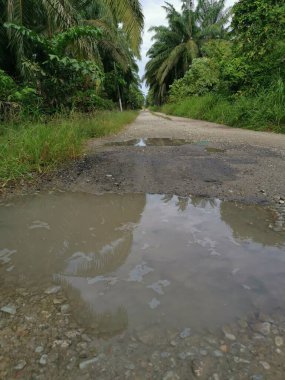 Yoğun sağanaktan sonra kırsal yolda su birikintisi bulundu..