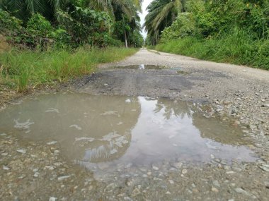 Yoğun sağanaktan sonra kırsal yolda su birikintisi bulundu..