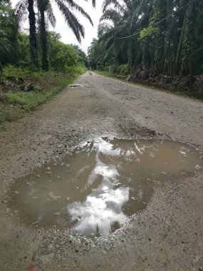Yoğun sağanaktan sonra kırsal yolda su birikintisi bulundu..