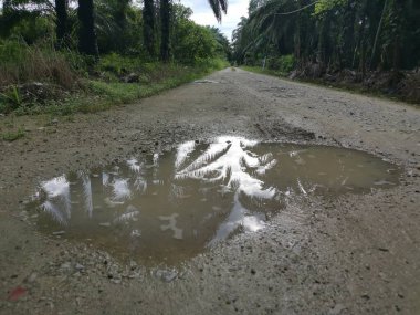 Yoğun sağanaktan sonra kırsal yolda su birikintisi bulundu..