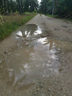 Yoğun sağanaktan sonra kırsal yolda su birikintisi bulundu..