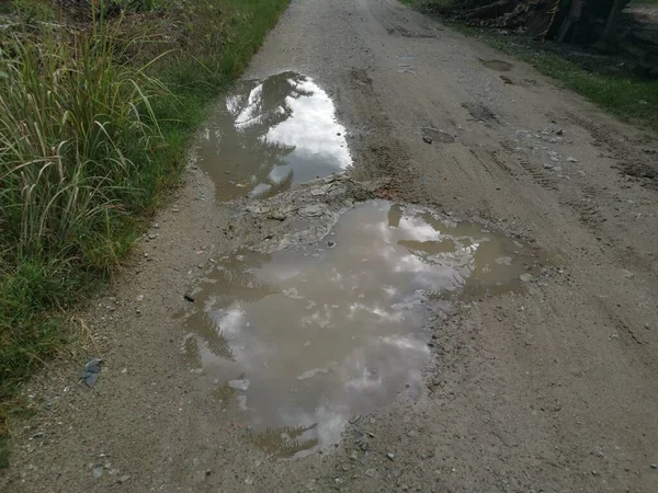 Pozzanghera Trovato Sulla Strada Rurale Dopo Doccia Pesante — Foto Stock