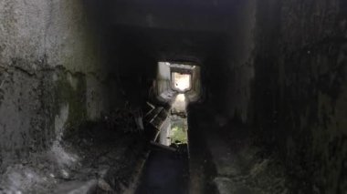 Yol kenarındaki drenaj sisteminin sokak ortamı.