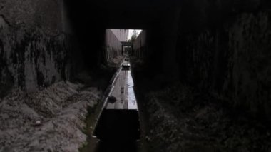Yol kenarındaki drenaj sisteminin sokak ortamı.