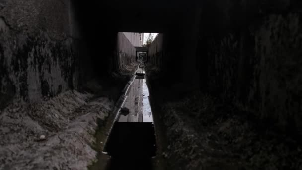 路旁排水系统的街道环境 — 图库视频影像