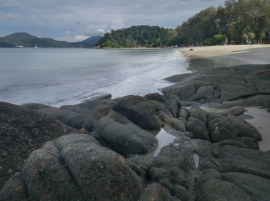 Güzel kayalık plaj manzarası