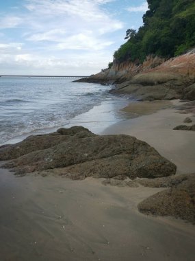 Güzel kayalık plaj manzarası