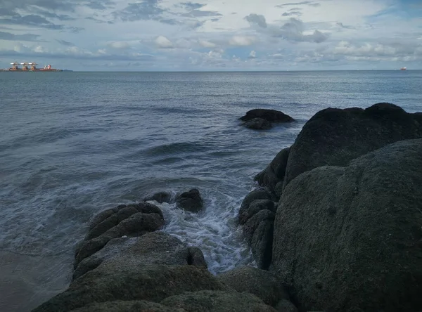 Cenário Bela Praia Rochosa — Fotografia de Stock