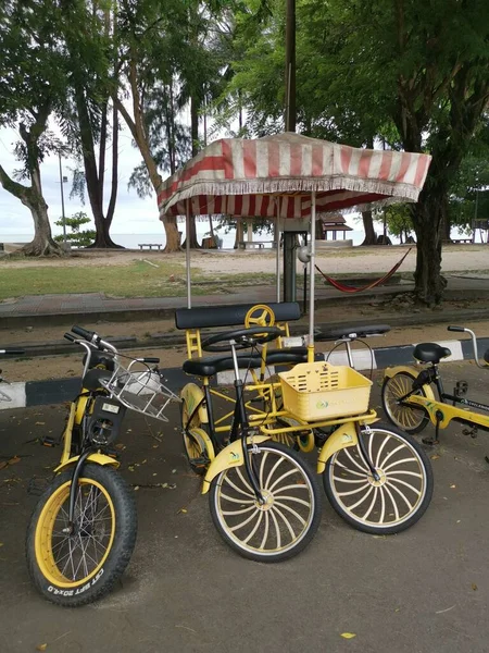 マレーシアのパーク 4月28 2021 Teluk Batic Resort Centerでの賃貸のための家族の活動やリラクゼーションパーク屋外で促進するスマートマレーシアの自転車ブランドビジネスのサイクルディオスのシーン — ストック写真