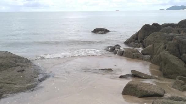 Пейзажи Скалистых Валунов Пляжа — стоковое видео