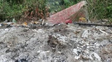Alevlerin ardından kül dumanı sönüyor..