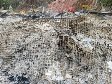 Alevlerin ardından kül dumanı sönüyor..