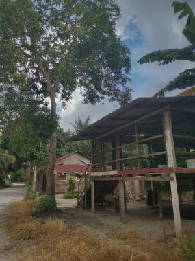 Dışarıdaki terk edilmiş ahşap bina. 