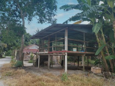 Dışarıdaki terk edilmiş ahşap bina. 