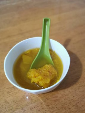 Basit bir haşlanmış kabak çorbası.