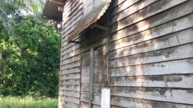 Terk edilmiş eski ahşap bina duvarı dokusu ve armatürü..