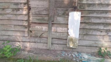 Terk edilmiş eski ahşap bina duvarı dokusu ve armatürü..