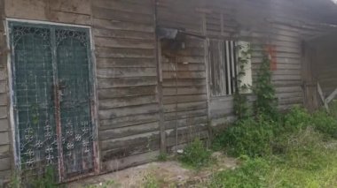 Terk edilmiş eski ahşap bina duvarı dokusu ve armatürü..