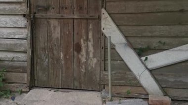 Terk edilmiş eski ahşap bina duvarı dokusu ve armatürü..