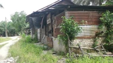 Terk edilmiş eski ahşap bina duvarı dokusu ve armatürü..