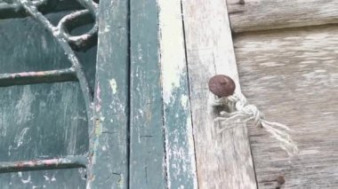 Terk edilmiş eski ahşap bina duvarı dokusu ve armatürü..