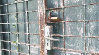 Terk edilmiş eski ahşap bina duvarı dokusu ve armatürü..