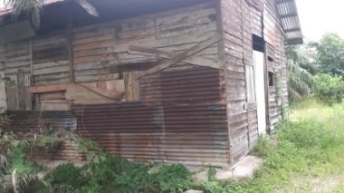 Terk edilmiş eski ahşap bina duvarı dokusu ve armatürü..