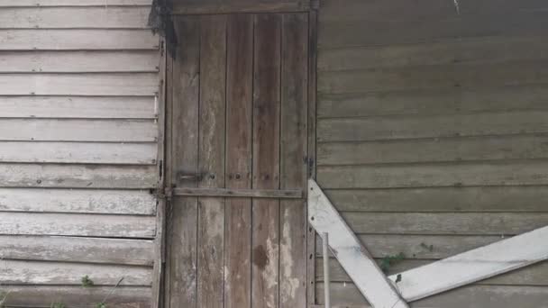 腾空的旧木制建筑外墙质感及夹具 — 图库视频影像