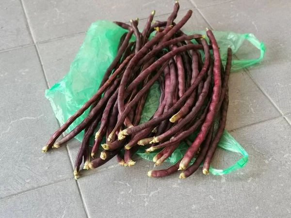 紫色の文字列豆の野菜の束 — ストック写真