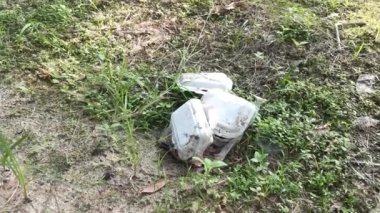 Kirli polistiren kutuları sahaya atıldı..