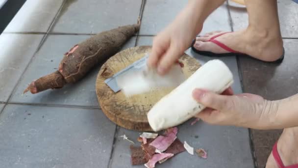 Pelar Piel Cortar Cortar Raíz Tapioca Cruda — Vídeos de Stock