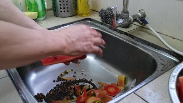 Rijpe Papaja Pellen Schoonmaken Plakjes Snijden — Stockvideo