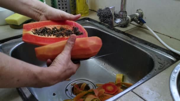 Peeling Ripe Papaya Fruit Cleaning Cutting Slices — Stock Video